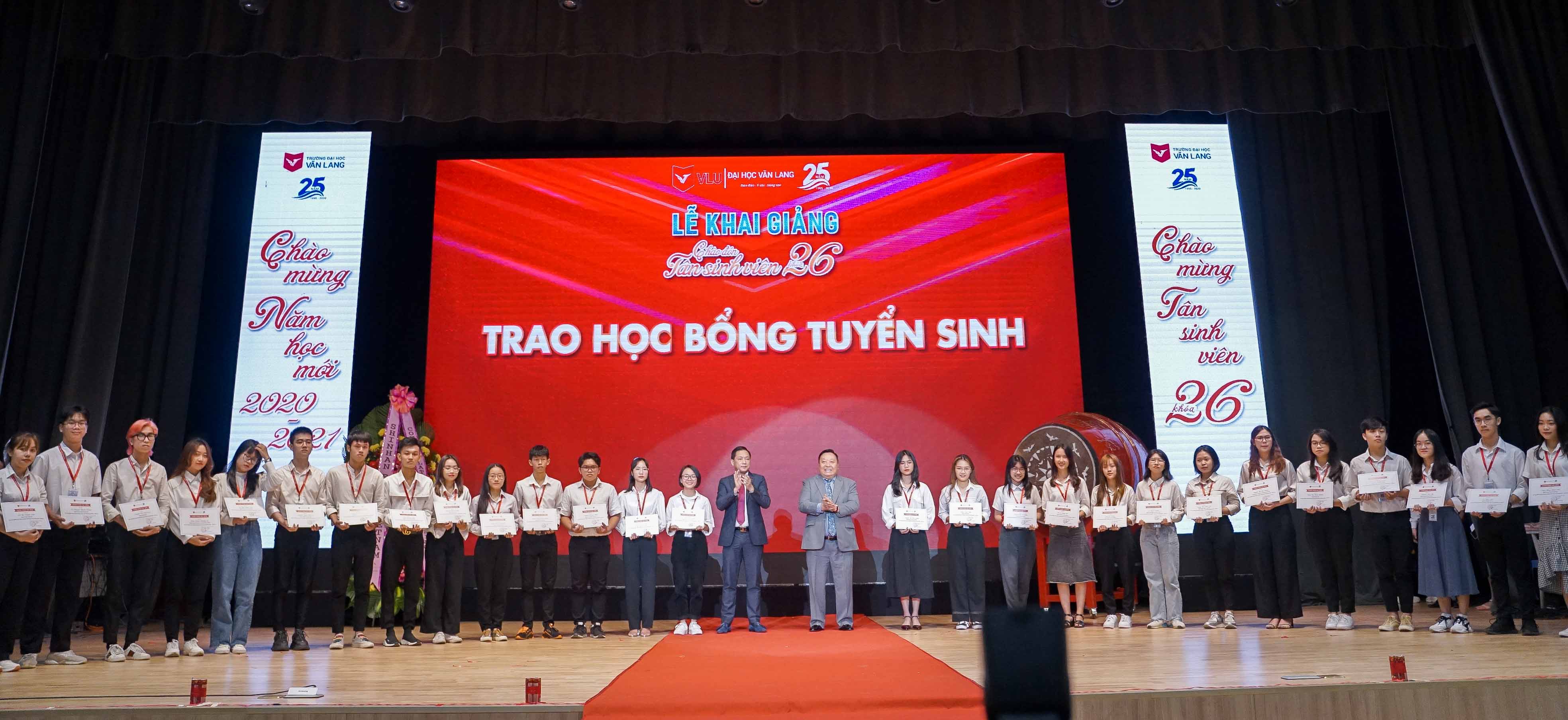 Đại học Văn Lang đã trao 10 tỷ đồng học bổng cho tân sinh viên khóa 26 trong Lễ khai giảng năm 2020