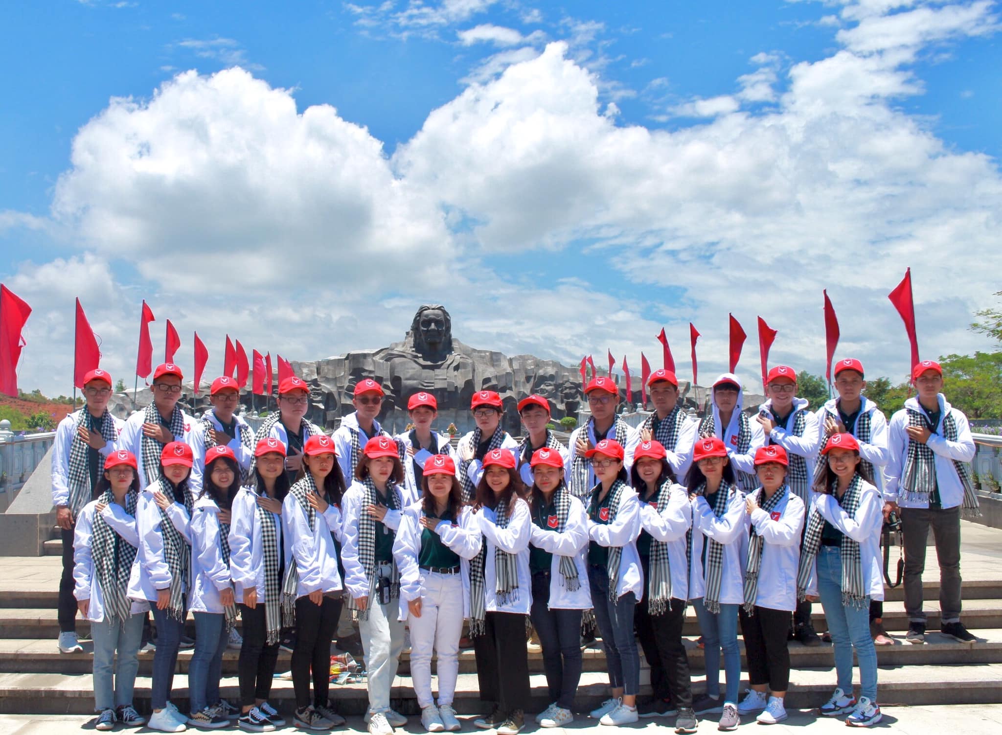 vlu hanh trinh tham den hung 2019 ee