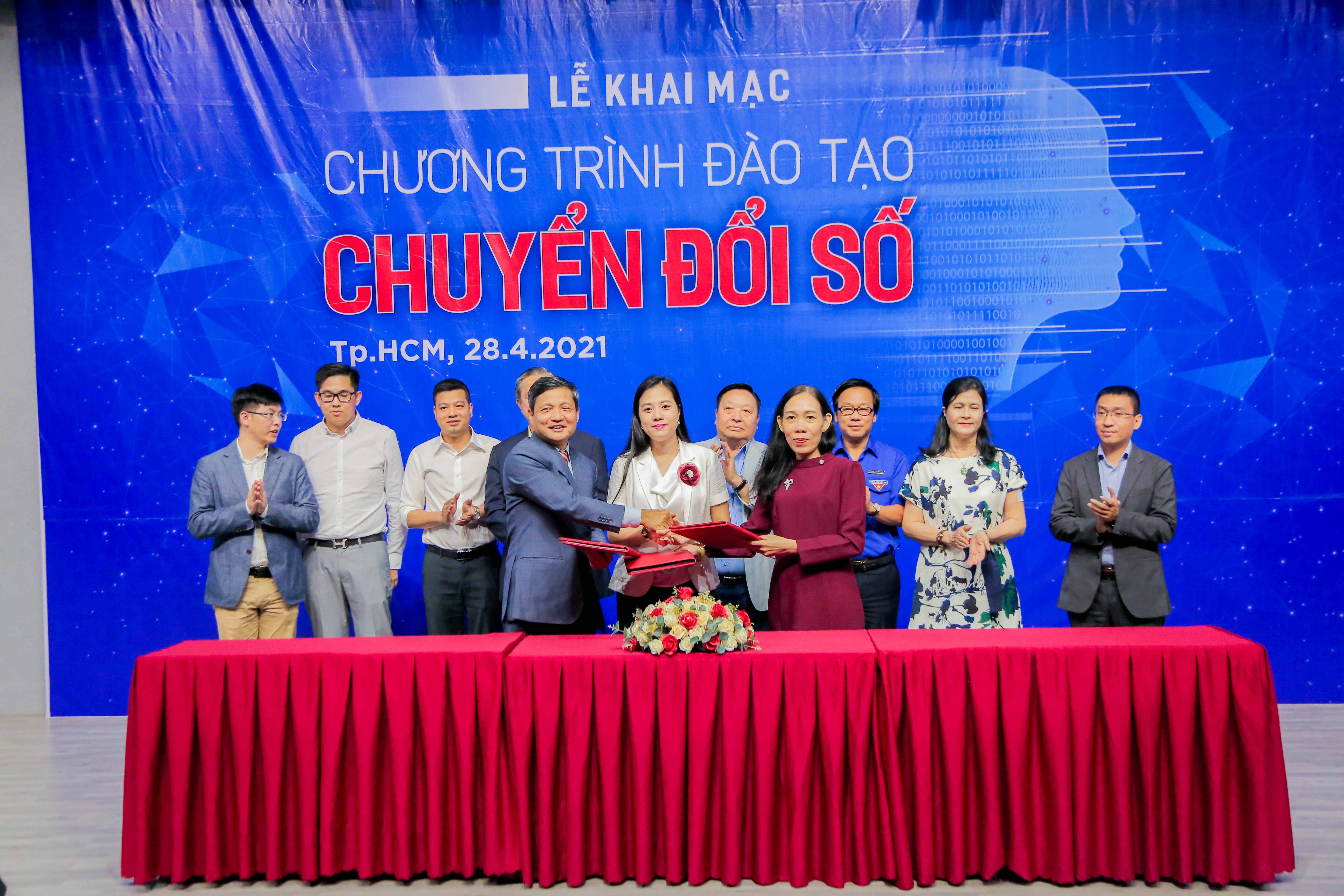 vlu khai mac chuong trinh chuyen doi so quoc gia h