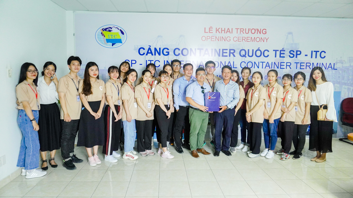 Khoa Thương mại thường xuyên tổ chức các buổi tham quan kiến tập tại các doanh nghiệp lớn giúp sinh viên học hỏi chuyên môn thực tiễn