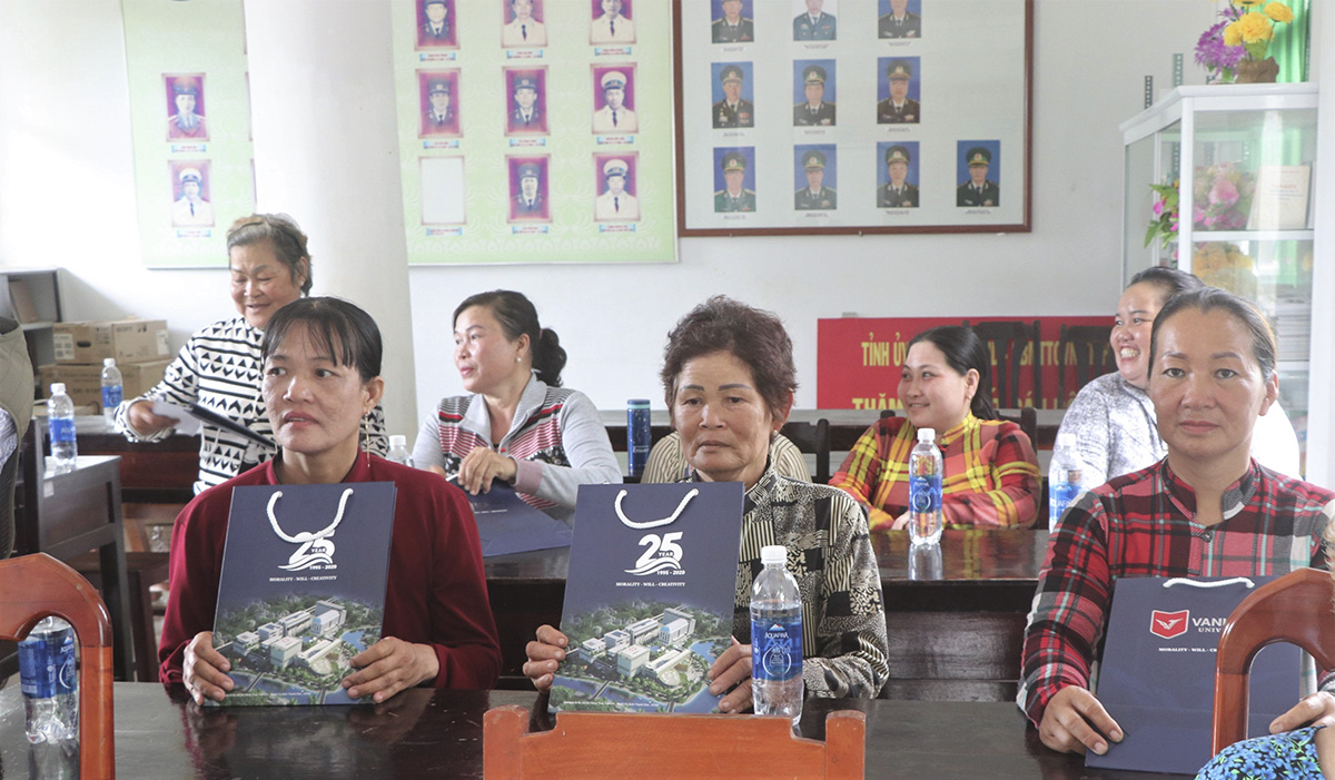 vlu khoa luat tang qua cho dao hon chuoi c