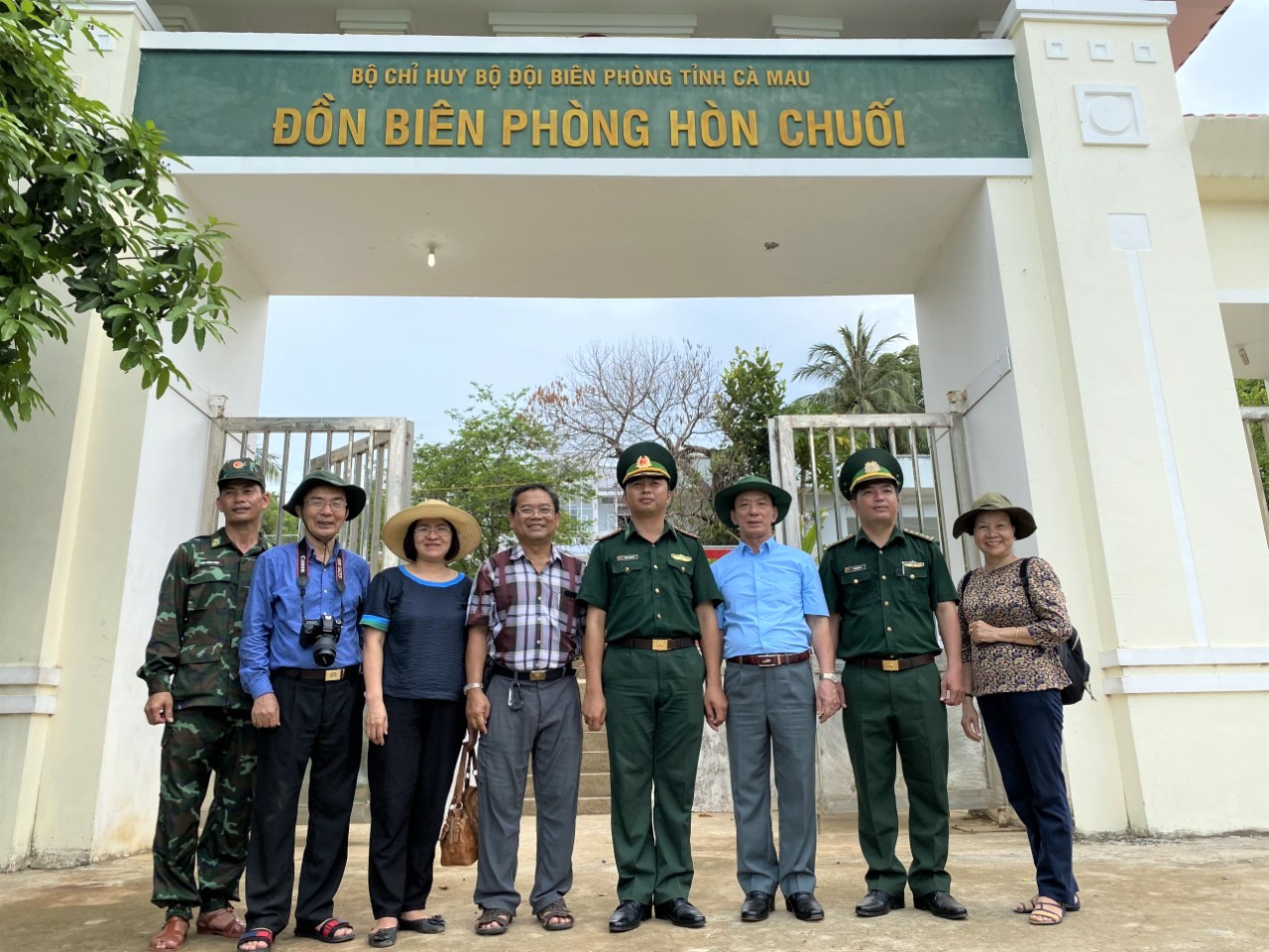 vlu khoa luat tang qua cho dao hon chuoi e