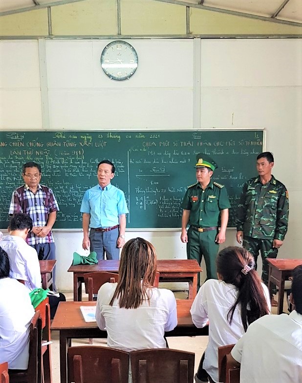 vlu khoa luat tang qua cho dao hon chuoi f