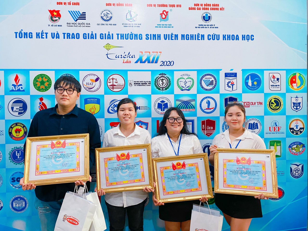 vlu sv vl nhan giai thuong eureka a