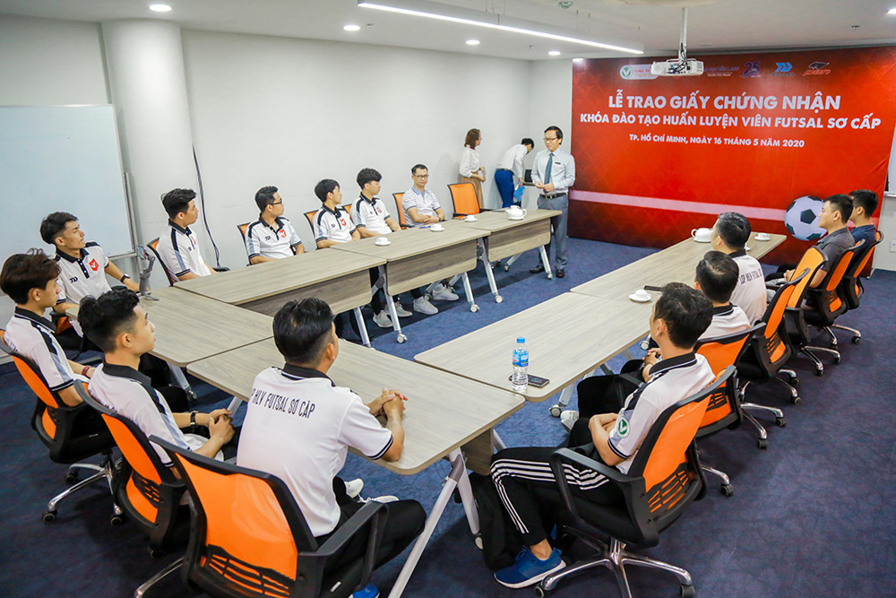 vlu le trao chung nhan futsal a