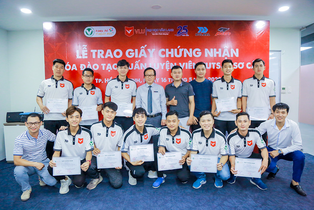 vlu le trao chung nhan futsal d