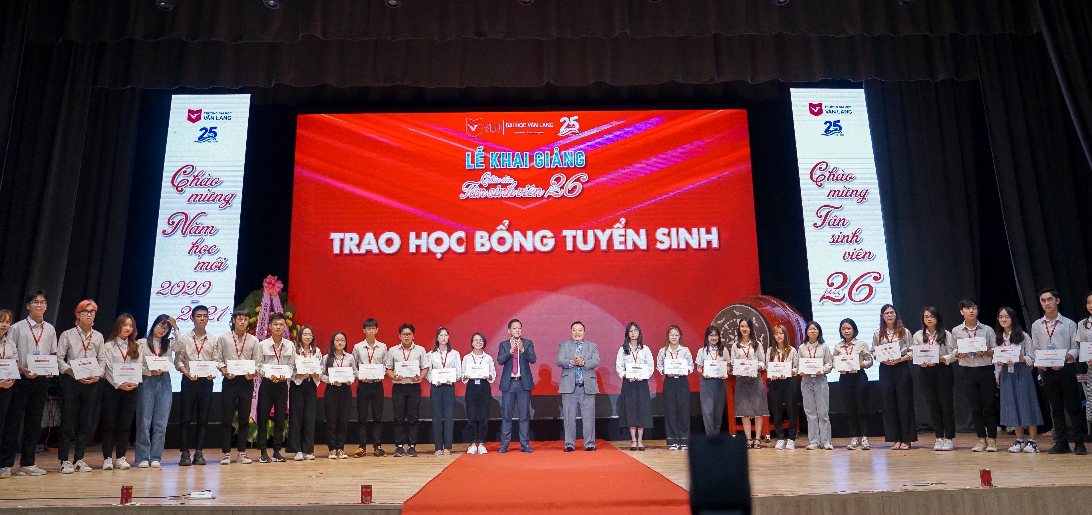 Đại học Văn Lang đã trao 10 tỷ đồng học bổng cho tân sinh viên khóa 26 trong Lễ khai giảng năm 2020 1