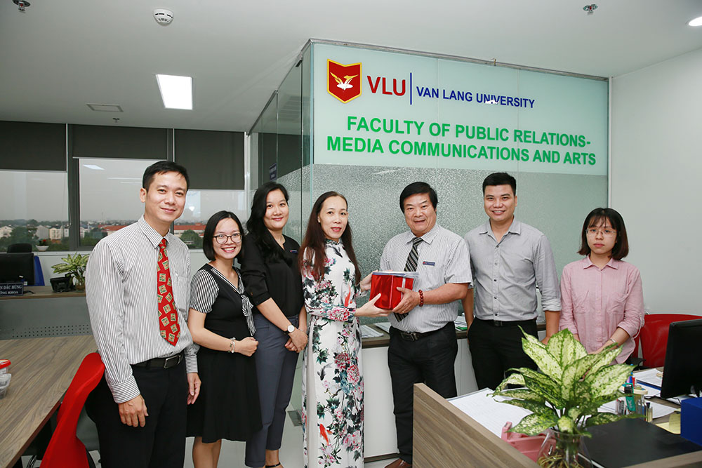 dai hoc van lang khoa pr