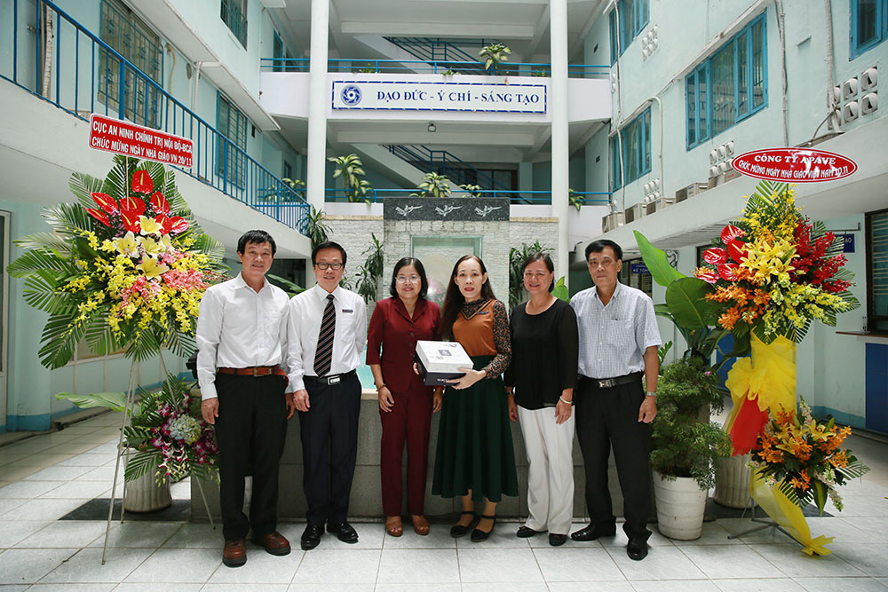 dai hoc van lang nhan qua 20.11 tu hoi chu thap do tp.hcm