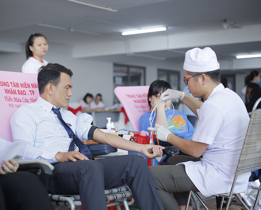 dai hoc van lang sv van lang hien mau tinh nguyen b