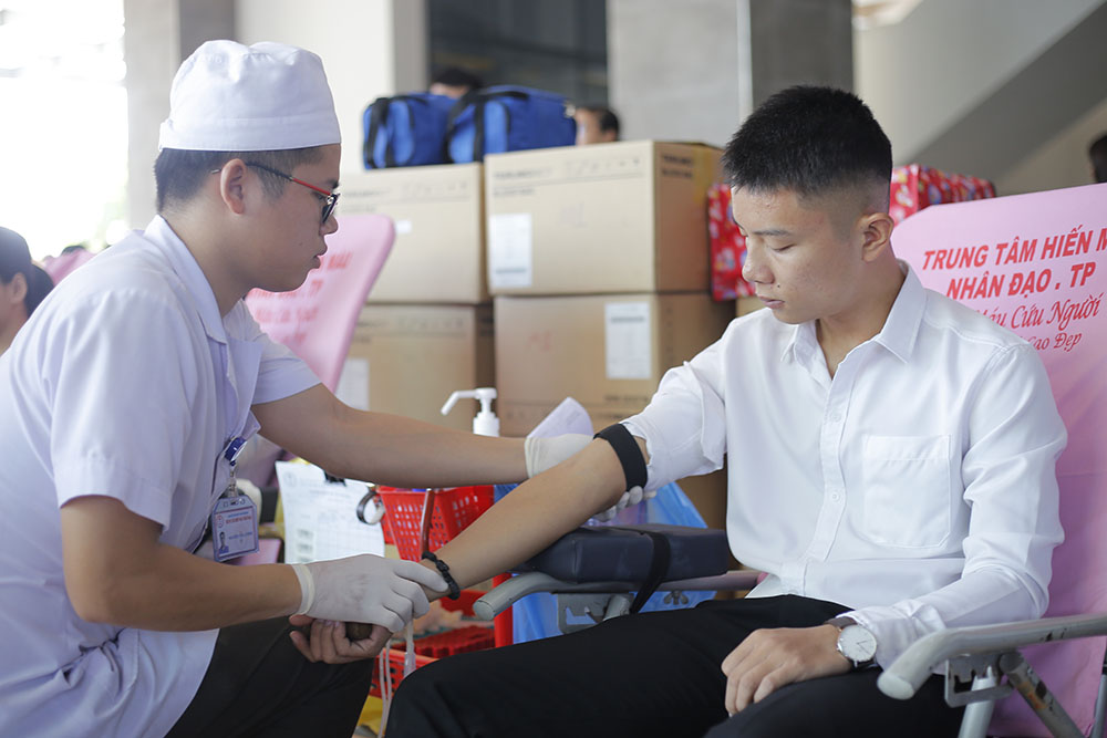 dai hoc van lang sv van lang hien mau tinh nguyen c
