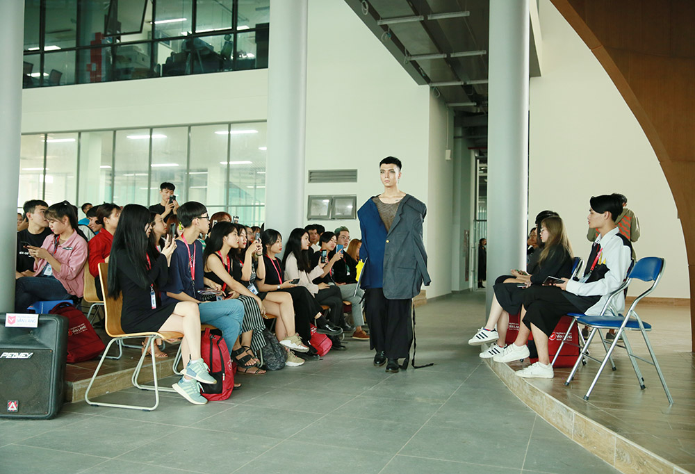dai hoc van lang 11am show thoi trang aa