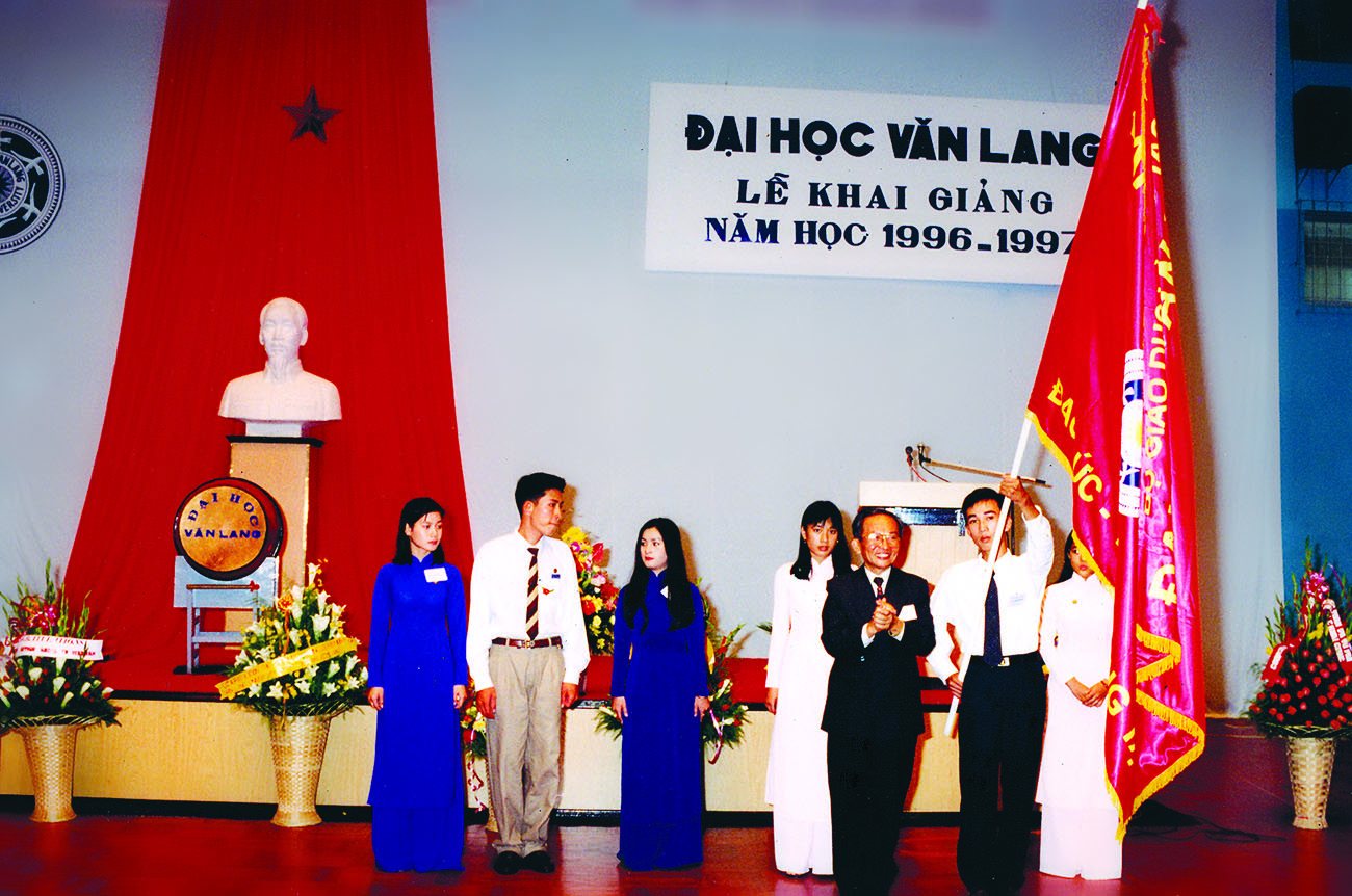DH van lang khai giang khoa 2