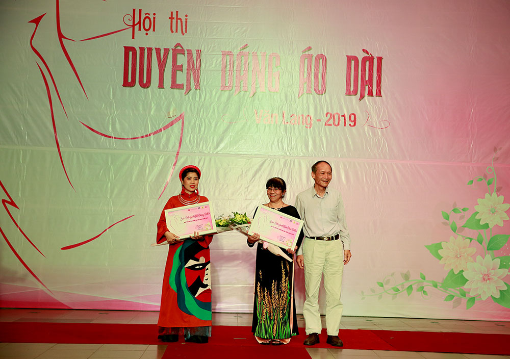vlu duyen dang ao dai ah