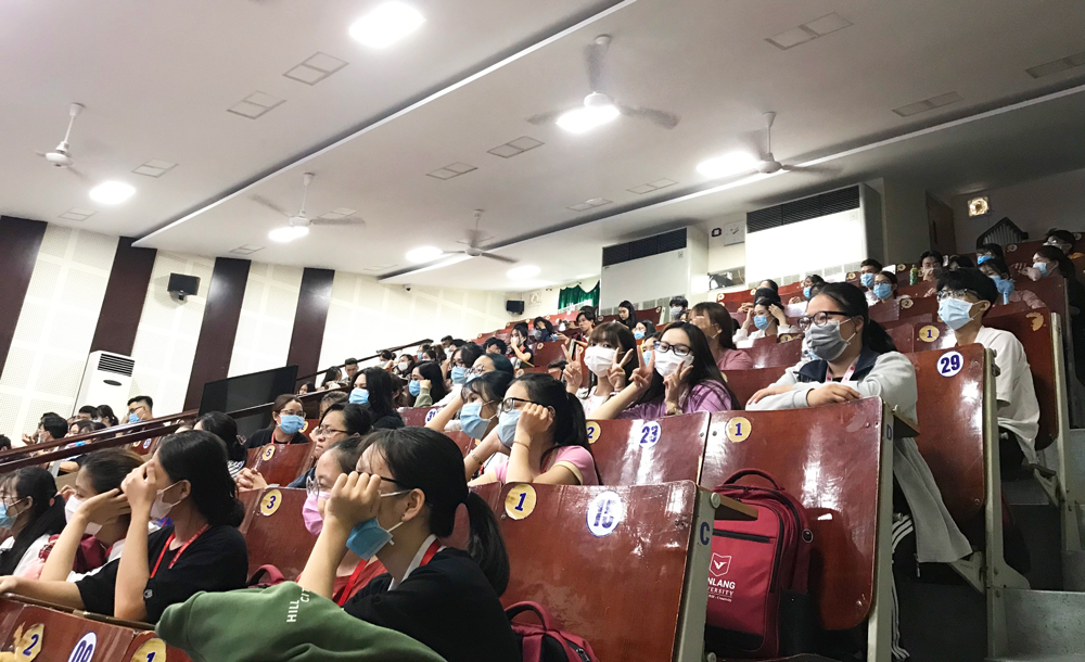 vlu sinh vien tham quan benh vien gia dinh c