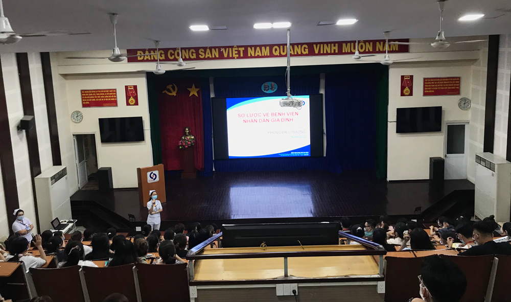 vlu sinh vien tham quan benh vien gia dinh e
