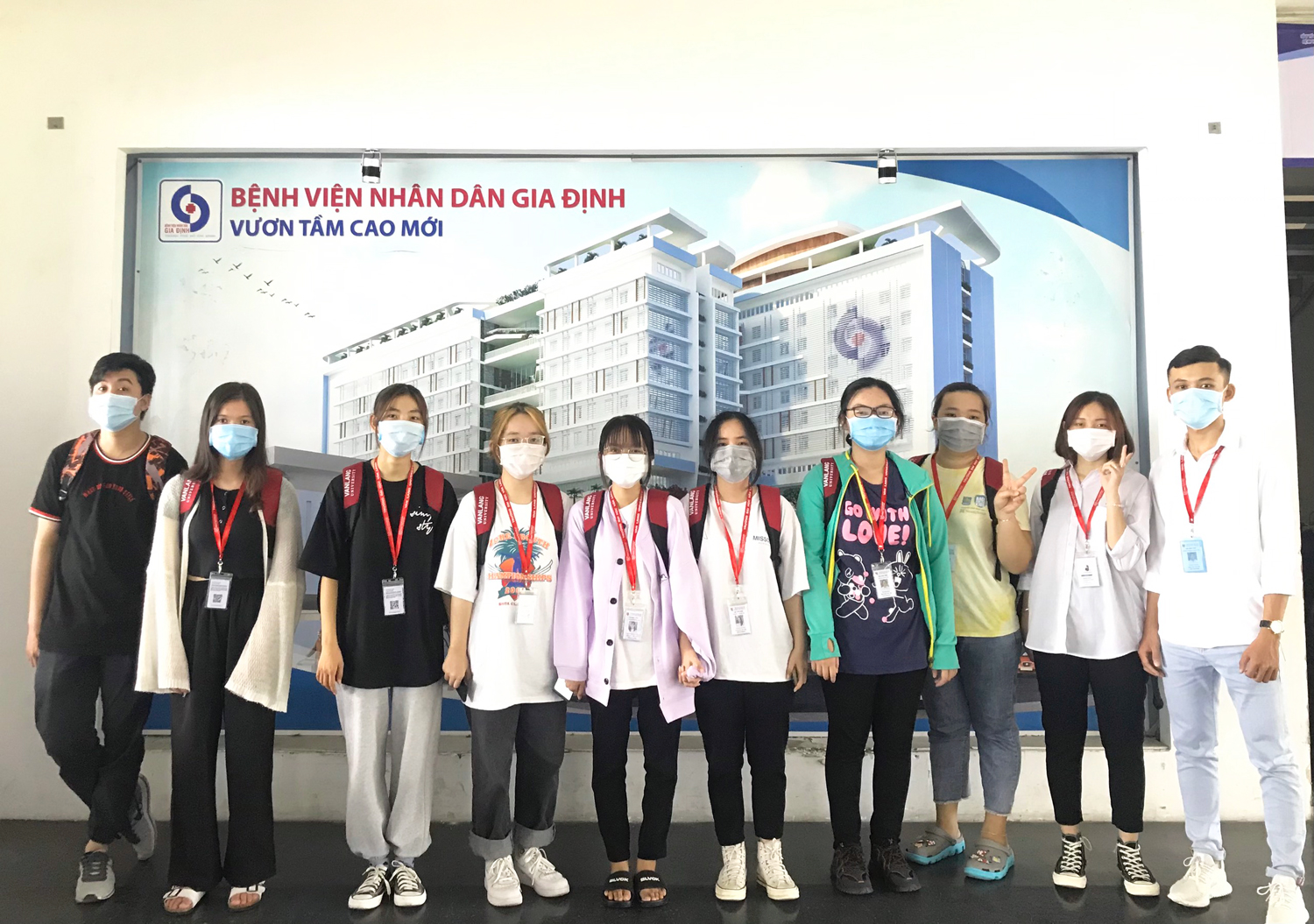 vlu sinh vien tham quan benh vien gia dinh