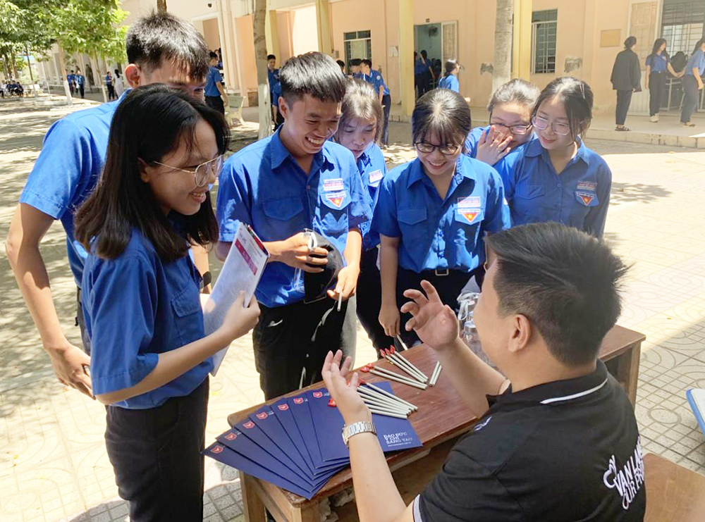 Học sinh tại Trường THPT tranh thủ giờ ra chơi đến gặp đội tư vấn viên của Trường ĐHV để hỏi về phương thức xét tuyển học bạ THPT đợt 2,3.