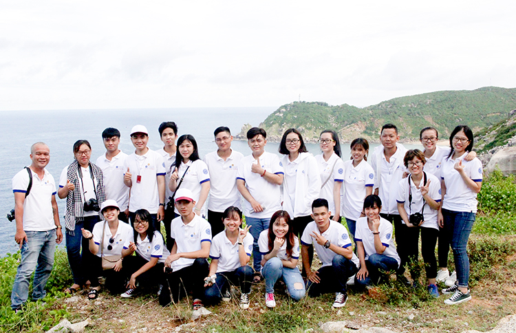 dh van lang sinh vien tham quan hoc tap tai den hung 2017 01
