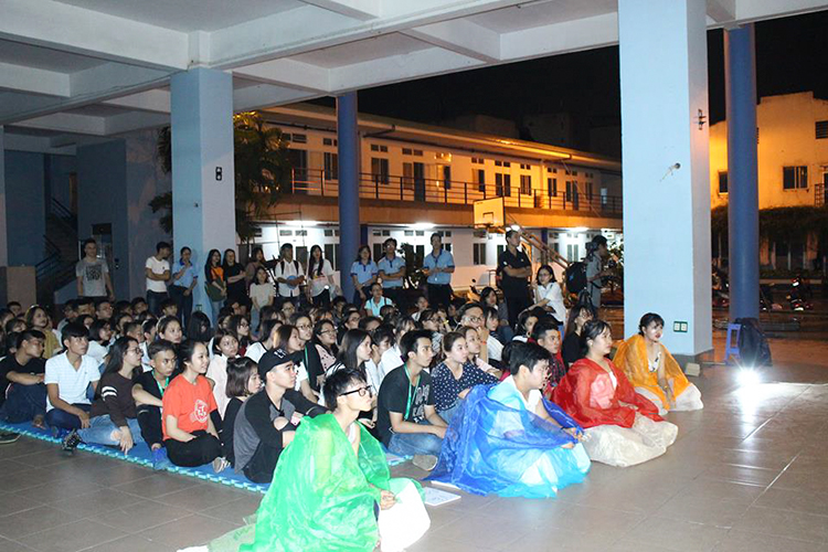 DH van lang balo xanh chao don tan sinh vien 01