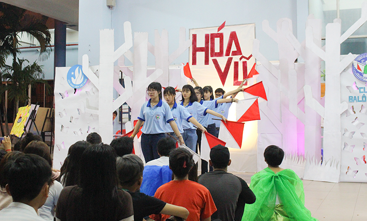 DH van lang balo xanh chao don tan sinh vien 05