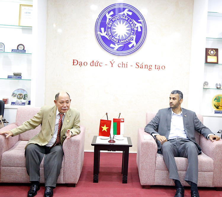 DH van lang hoc bong voi 04