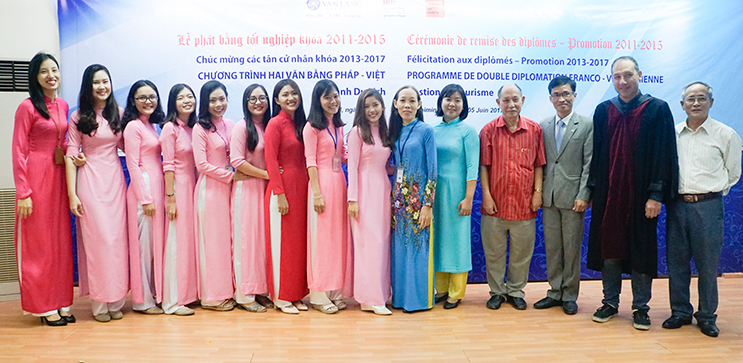 dai hoc van lang trao van bang du lich phap viet 05 6 2017 09