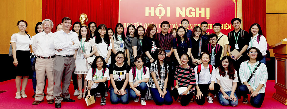 DH van lang van hoc tham quan bao nguoi tieu dung 03