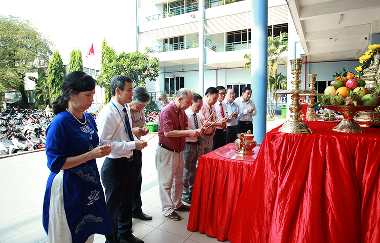 DH van lang mung sinh nhat tuou thu 24 05