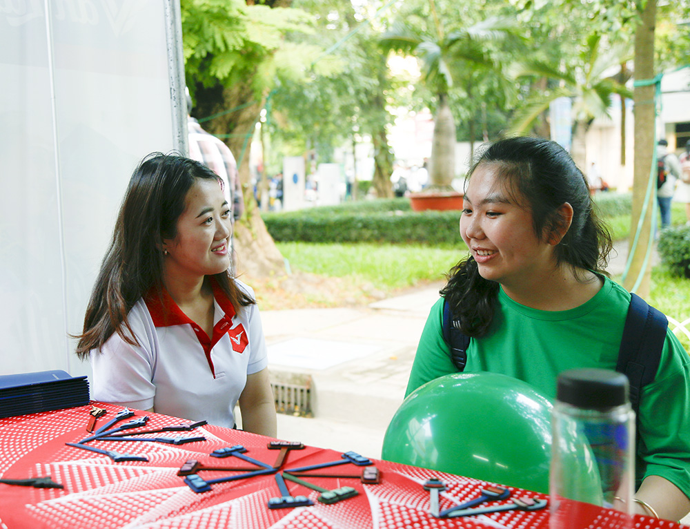 DH van lang ngay hoi tu van bach khoa b