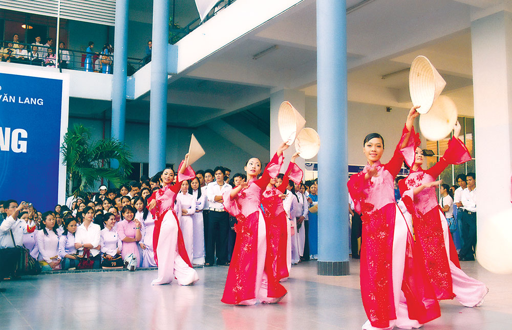 DH van lang khai giang khoa11