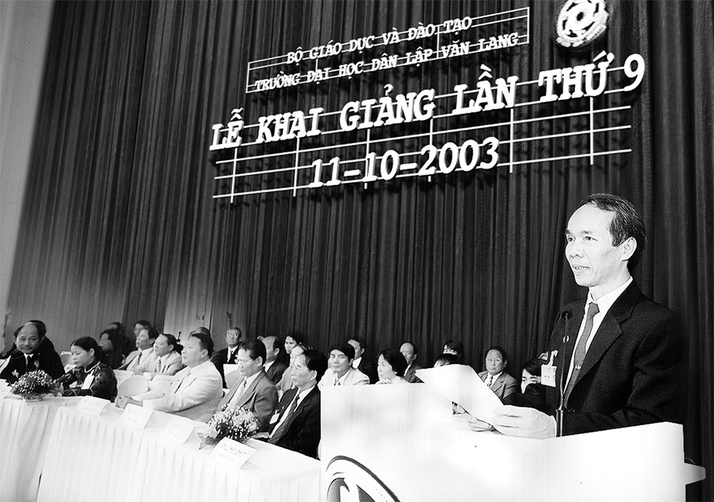 DH van lang khai giang khoa9