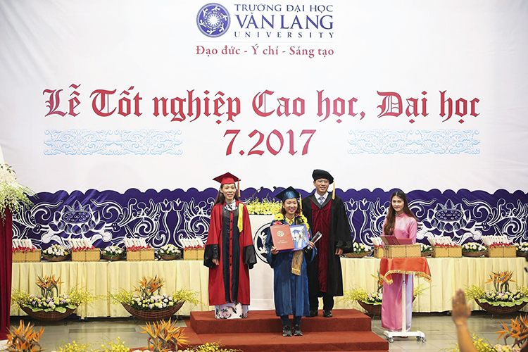 van lang 2017 tot nghiep thu khoa vu vy van