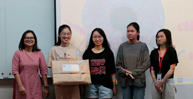 vlu sinh vien lam bao li xi cho nguoi khiem thi 1
