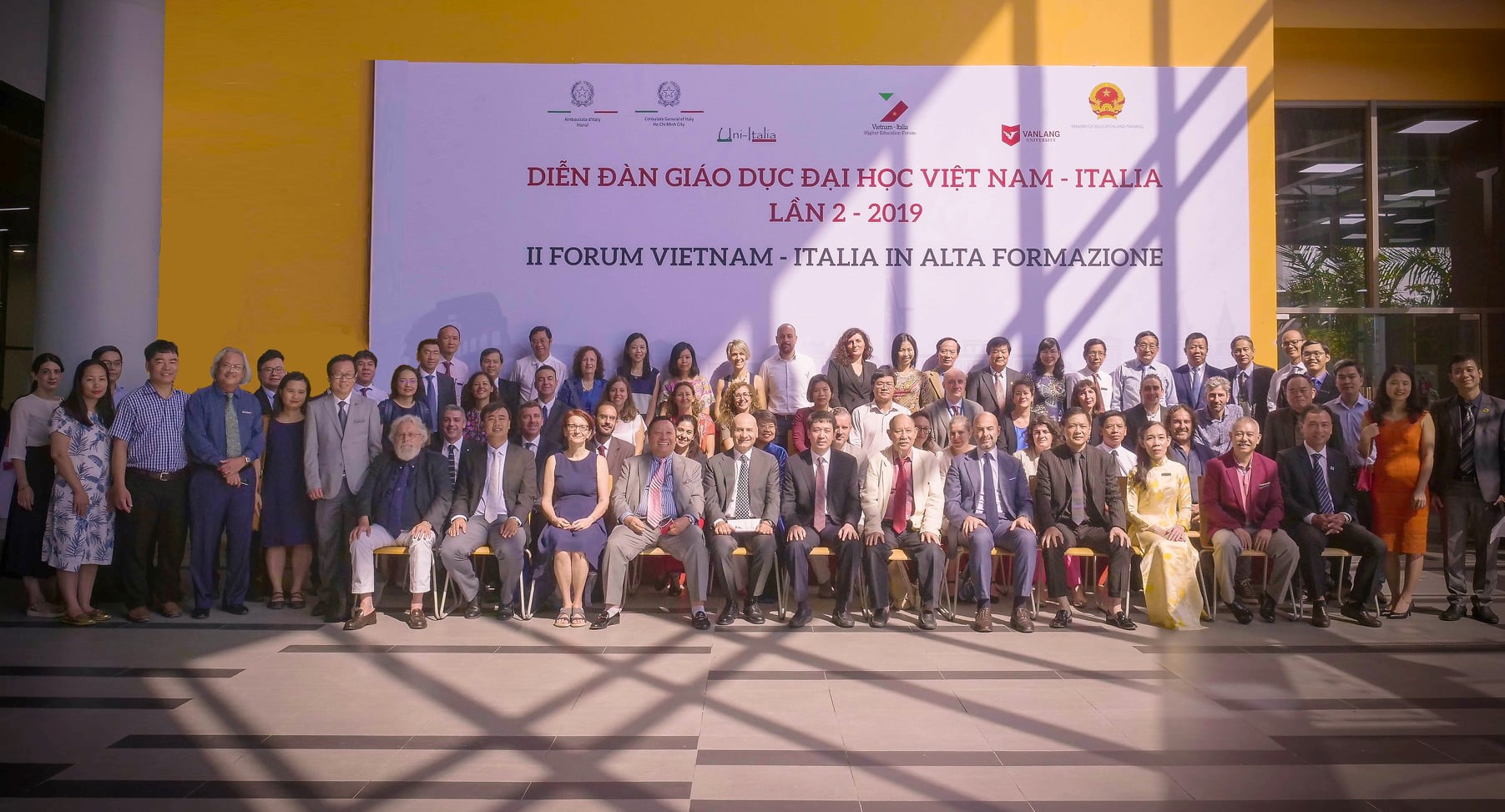 truong dai hoc van lang dien dan viet italia chup tap the