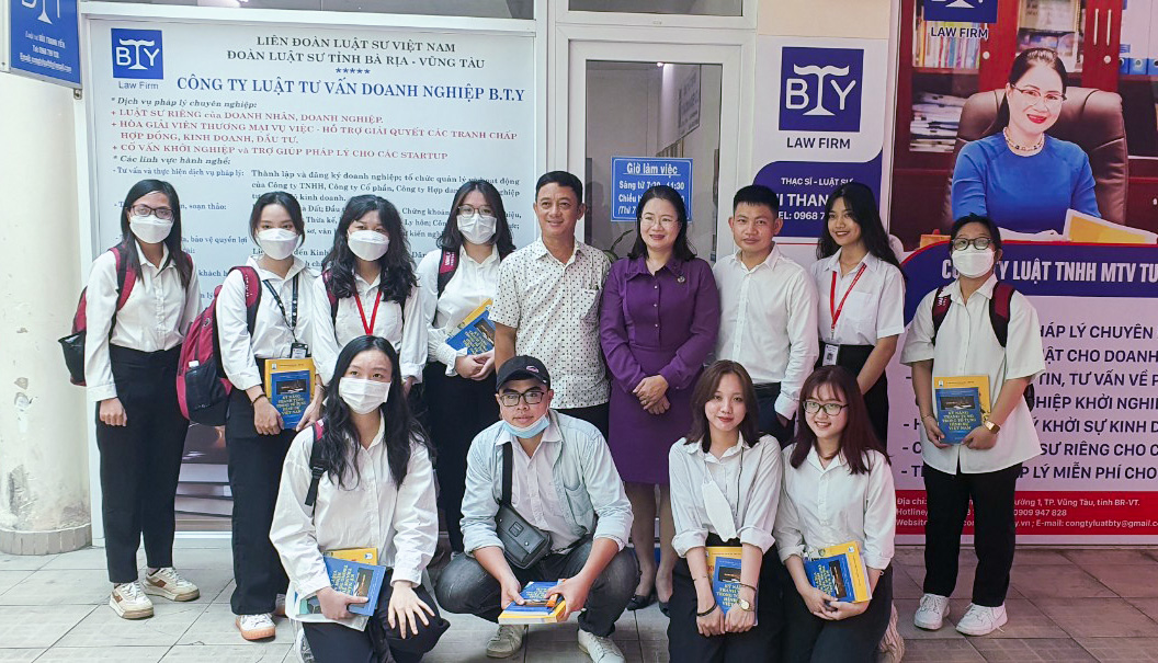 vlu buoi tham quan thuc te khoa luat d