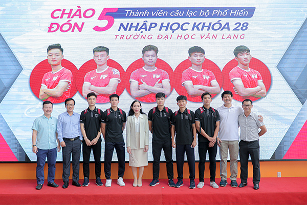 Cầu thủ trẻ CLB Bóng đá Phố Hiến nhập học Trường Đại học Văn Lang