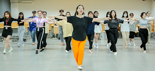 Khai giảng lớp múa truyền thống Hàn Quốc tại Trường Đại học Văn Lang
