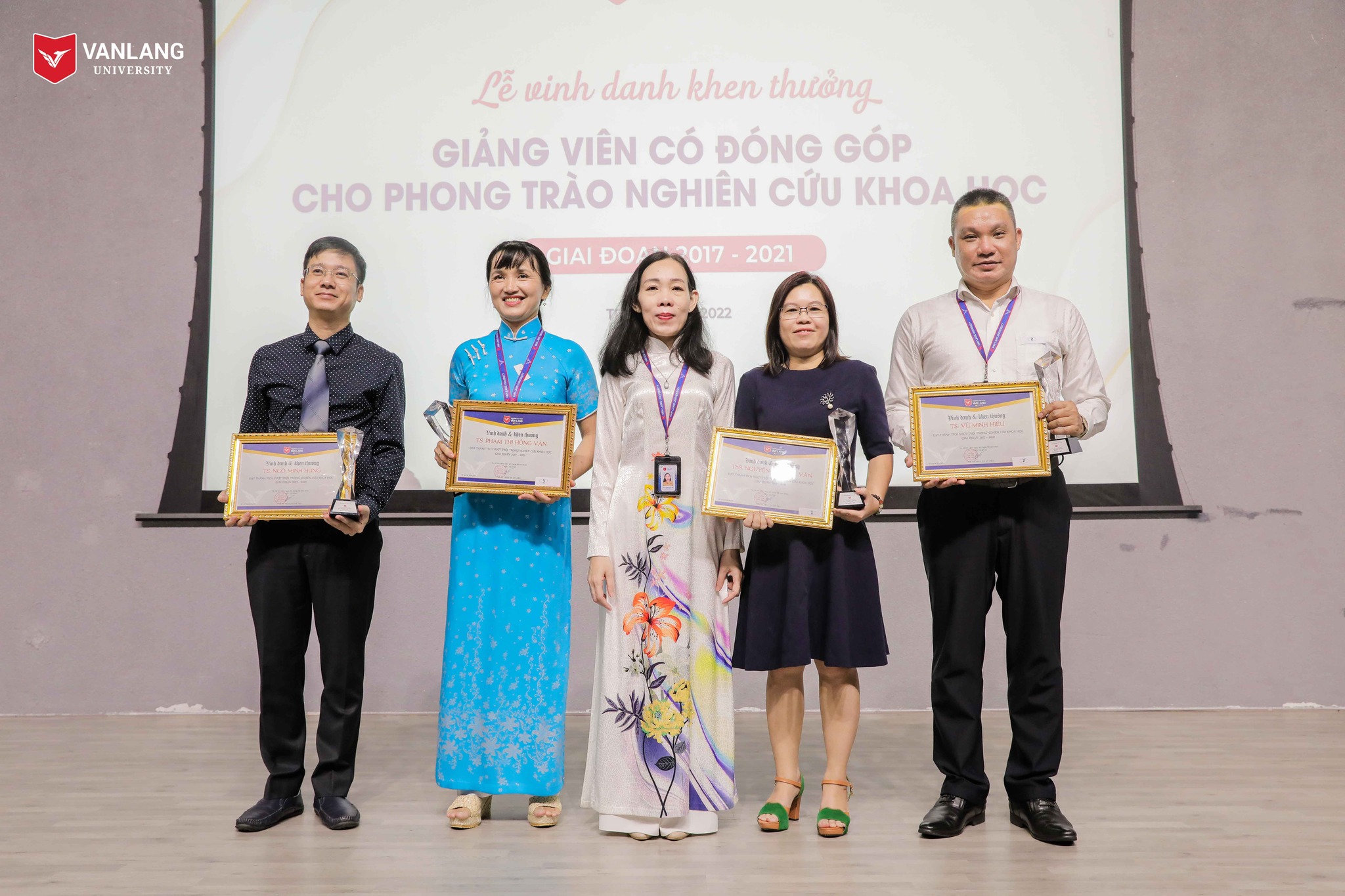vlu le vinh danh khen thuong thay co nckh c