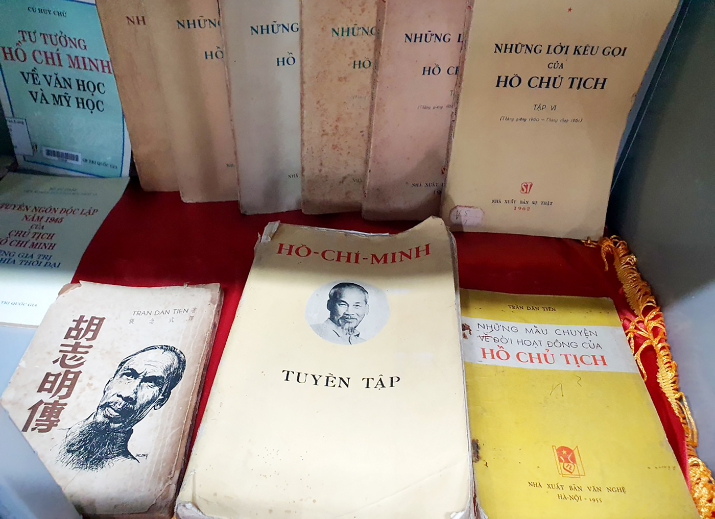 vlu ra mat tu sach ho chi minh b