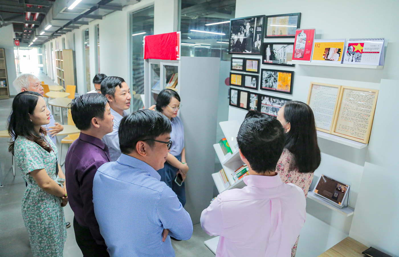 vlu ra mat tu sach ho chi minh c