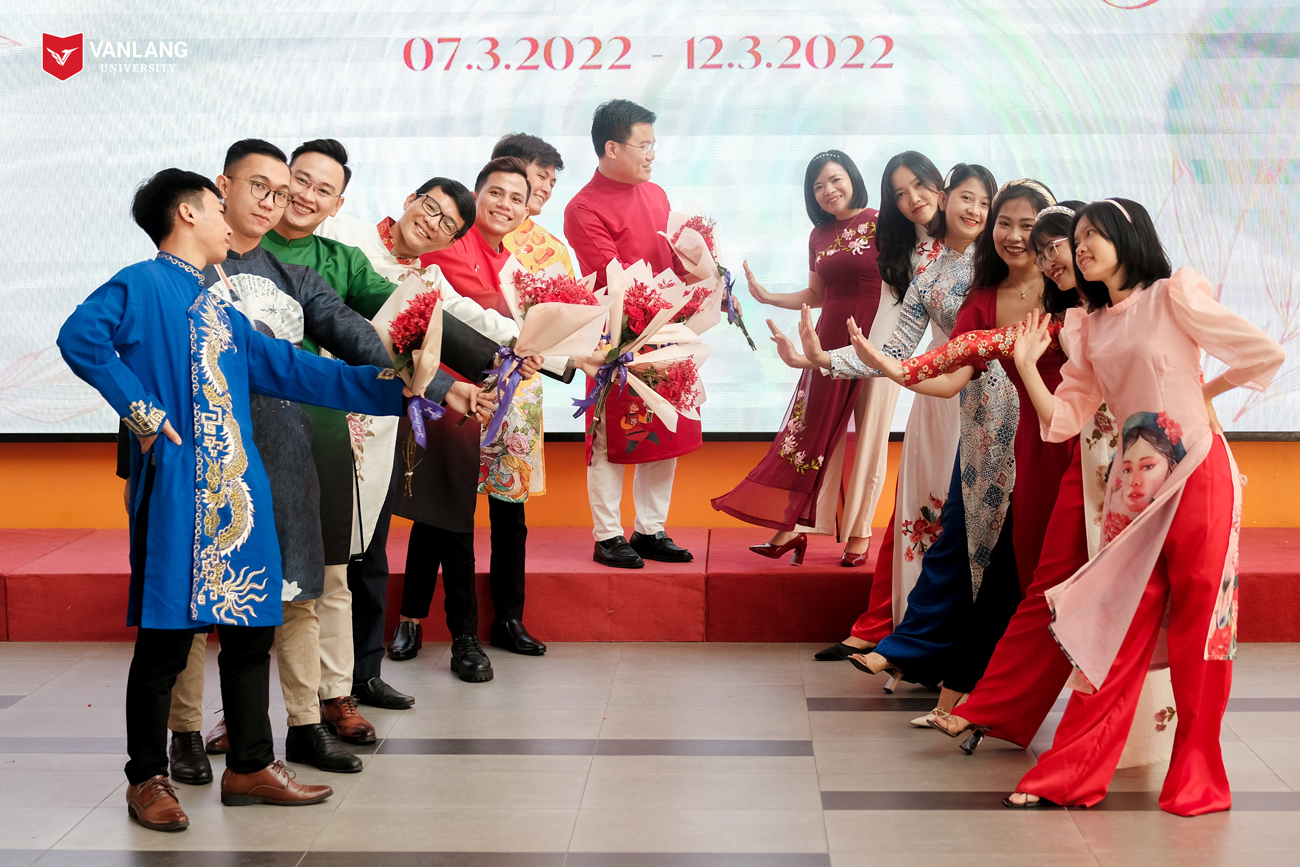 vlu tuan le ao dai van lang e