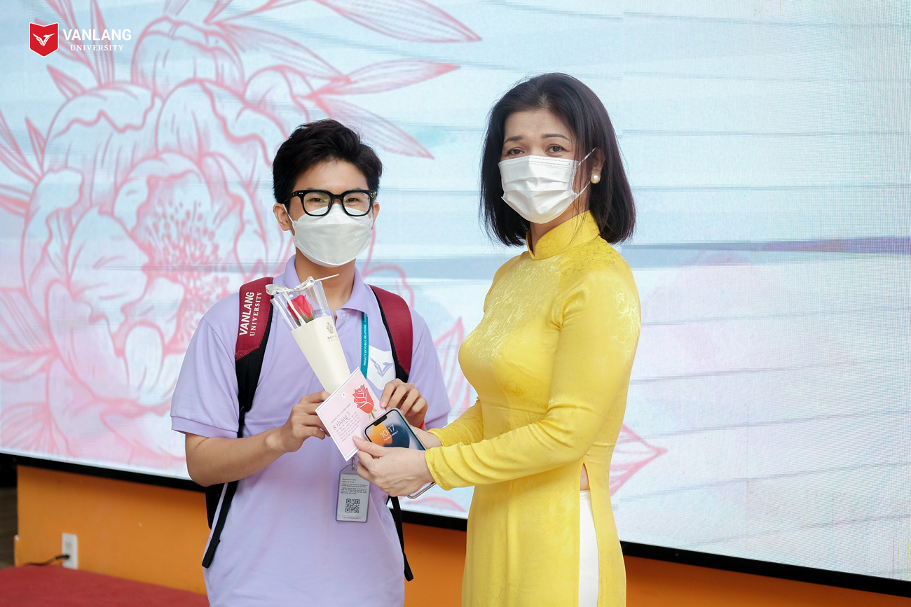 vlu tuan le ao dai van lang i