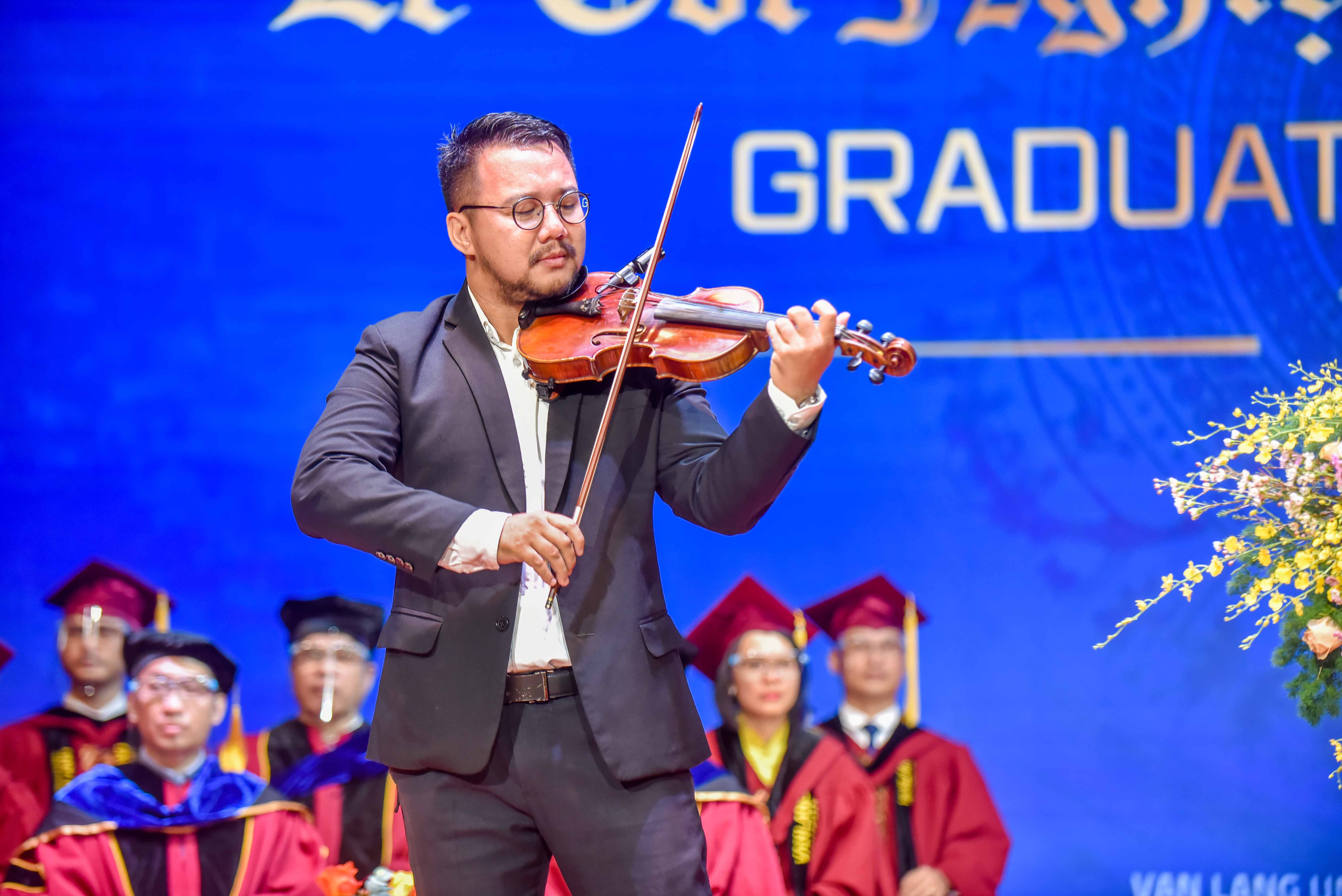 vlu le tot nghiep khoa hai ba e