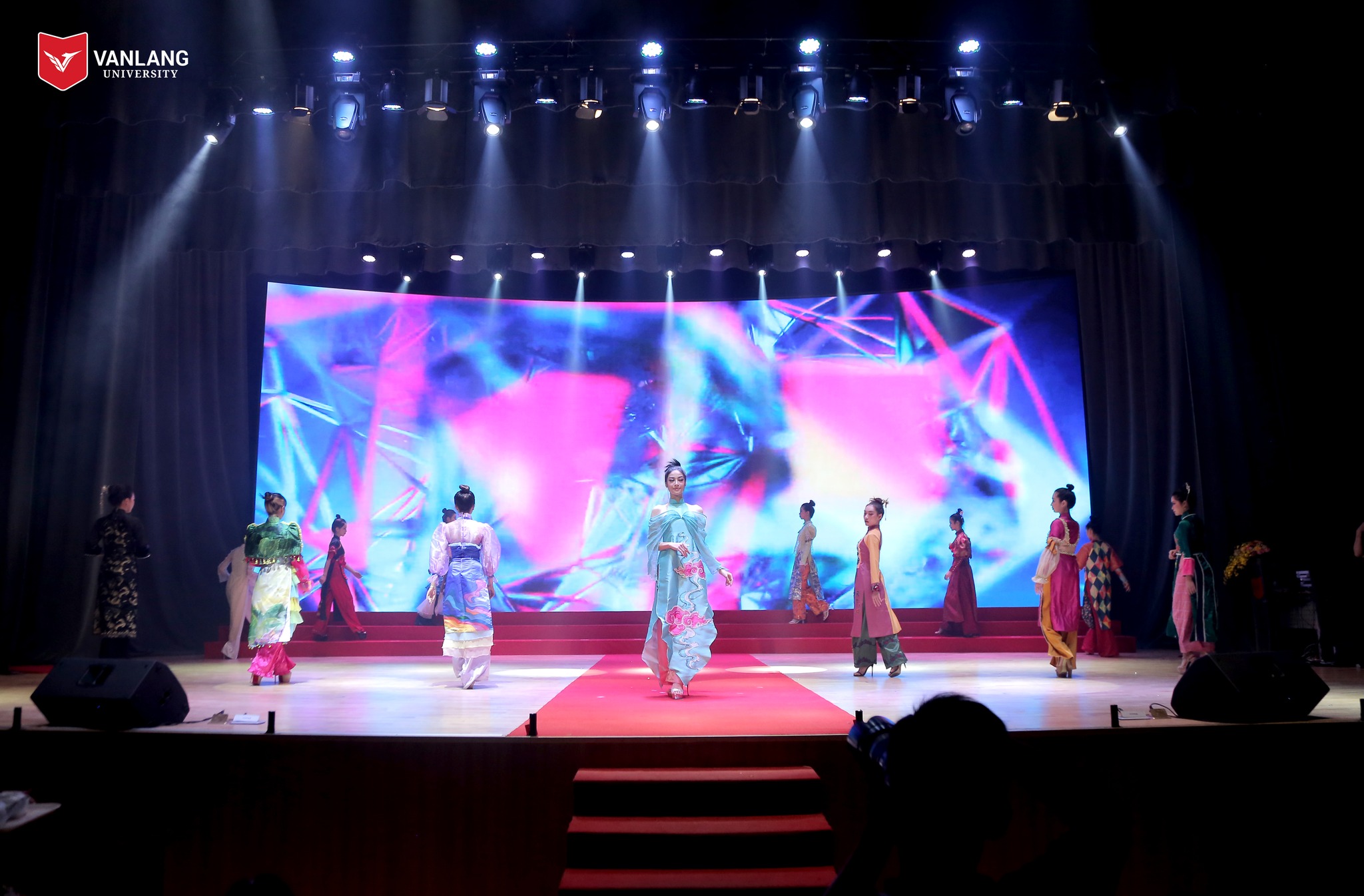 dai hoc van lang khai giang khoa 27 thoi trang