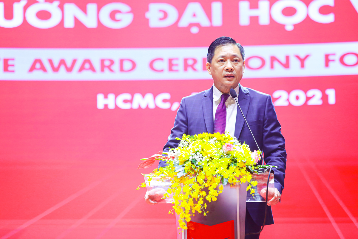 vlu le don nhan chung nhan qs va khai giang r