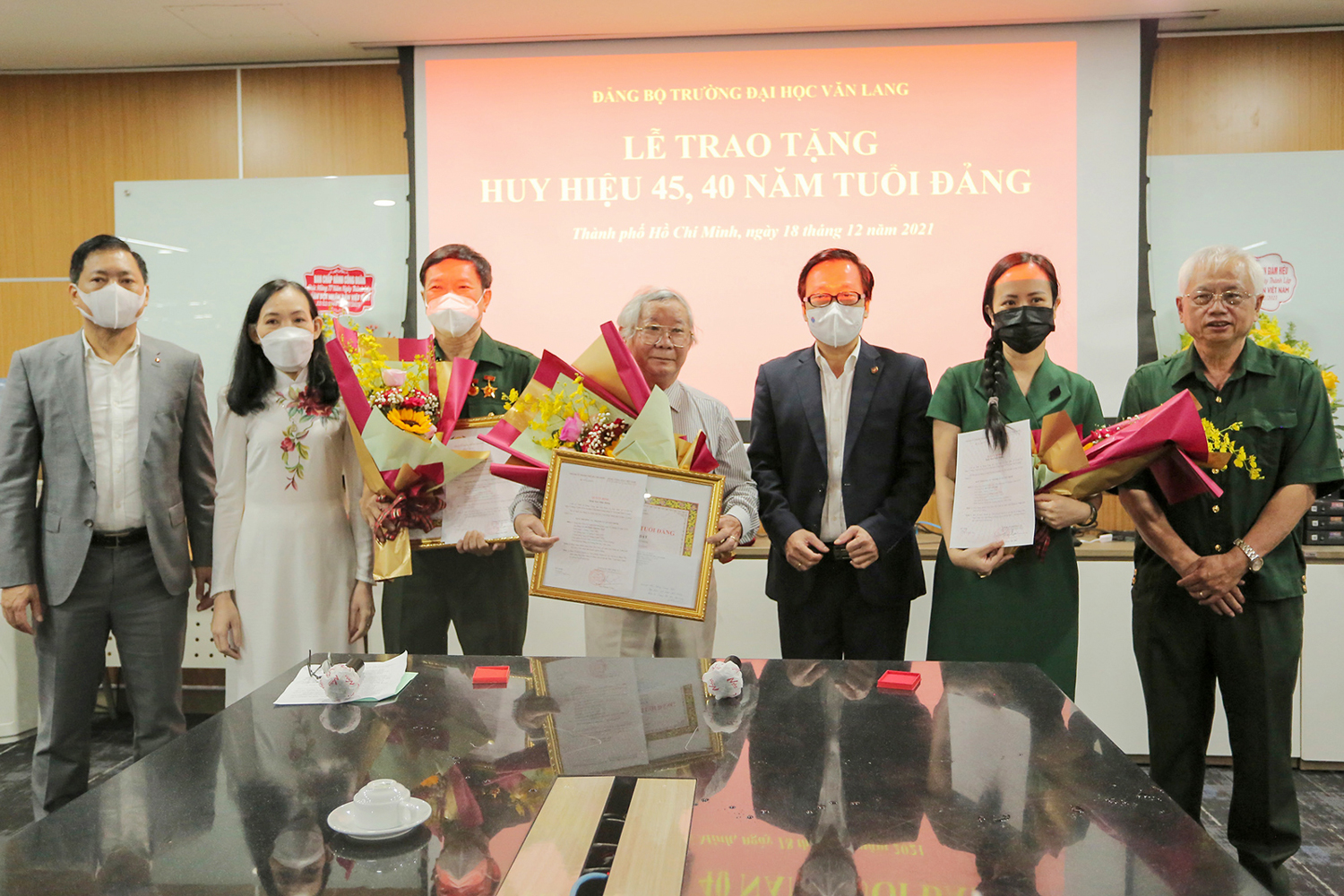 vlu le trao huy hieu tuoi dang van lang d