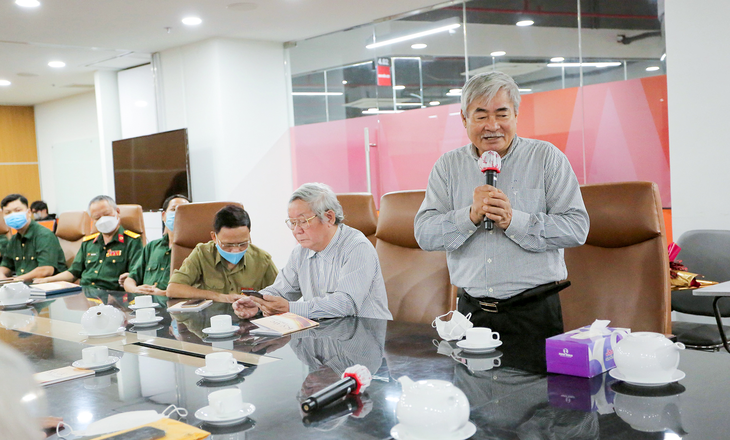 vlu le trao huy hieu tuoi dang van lang f