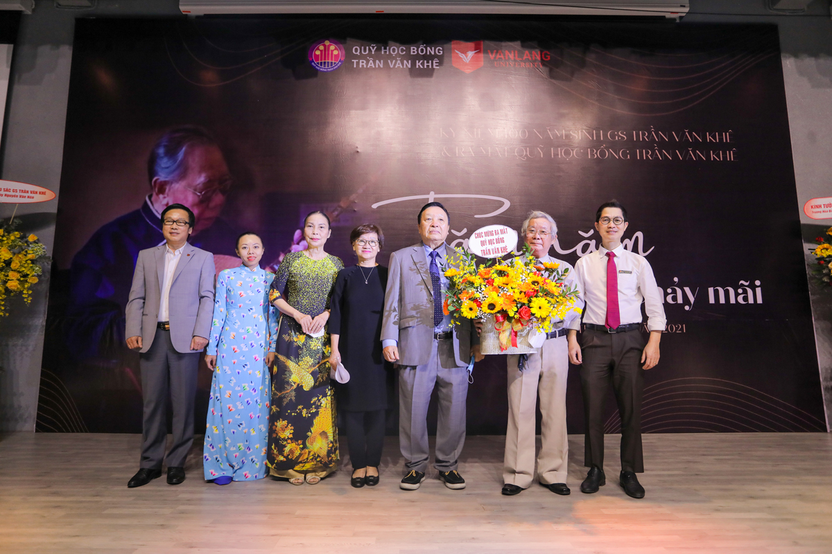 vlu ra mat hoc bong tran van khe c