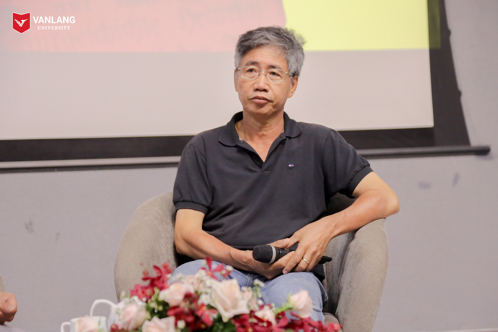 vlu giao luu nha bao huy duc c